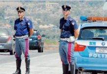 Polizia intercetta furgone carico di frutta rubata