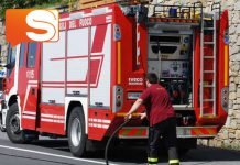 Una candela dimenticata accesa provoca incendio