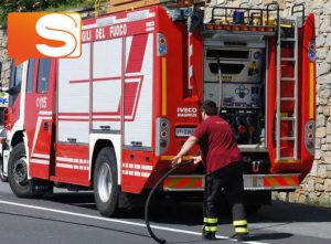 Una candela dimenticata accesa provoca incendio