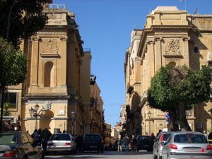 Agrigento, transenna finisce contro auto per il vento: proprietario chiede risarcimento Agrigento, transenna finisce contro auto per il vento: proprietario chiede risarcimento