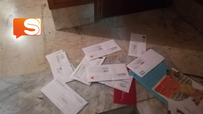 Buste lasciate per terra anzichè nelle cassette delle lettere