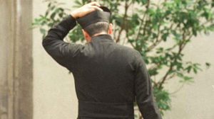 Sicilia, sacerdote rimprovera ragazzino: amici di lui picchiano il chierico