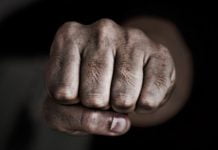 Licata, pugno in faccia ad un poliziotto durante una partita di calcio allo stadio Liotta : D.A.SPO per tifoso violento