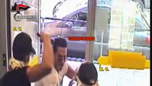 Punta la pistola alla testa di un carabiniere, arrestato