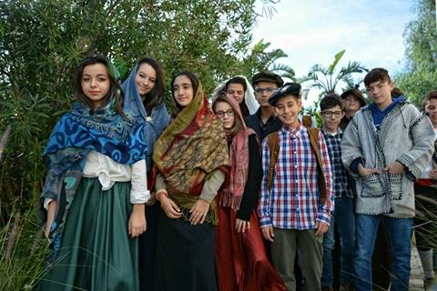 Ragazzi Istituto Comprensivo Biagio Siciliano di Capaci L’Associazione BCsicilia sede di Isola delle Femmine insieme all’Istituto Comprensivo Biagio Siciliano di Capaci presenta “Un percorso magico tra l’atmosfera natalizia del concerto di Natale e gli antichi mestieri”