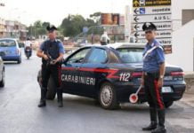 Sicilia, forza posto di blocco e danneggia auto: denunciato 21enne