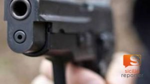 Rapinatori armati di pistola affiancano e rapinano automobilista