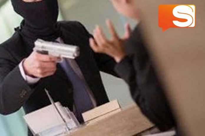 Tentano rapina alla Banca Sella, bloccati dal traffico