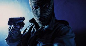 Sequestro e rapina per un corriere Sda