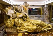 Il sindaco Leoluca Orlando apre la Cappella contenente l’urna argentea