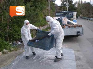 Una fase della bonifica di materiale cancerogeno