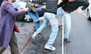 Caltanissetta, rissa per uno sguardo di troppo: giovane in ospedale col naso rotto