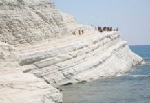 Scala dei turchi, turista francese cade e si frattura una gamba