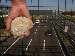 Messina, lanciavano sassi da cavalcavia: arrestati due 17enni