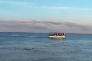 Sicilia, Navi militari in "difesa" dei porti ma i mini sbarchi non si arrestano