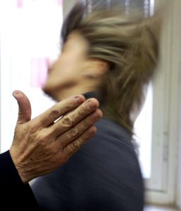 Agrigento, raggiunge la moglie in ospedale e la schiaffeggia