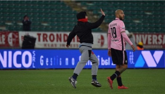 Schiaffo al gioatore del Palermo