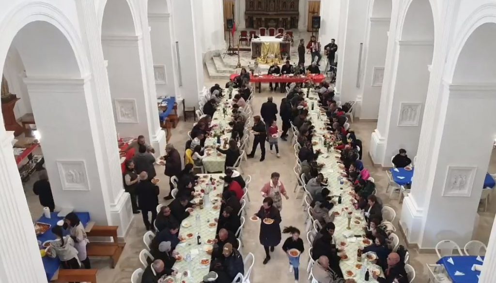 Delia, "Aggiungi un posto a tavola” : partecipazione religiosa in Chiesa Madre(Foto)