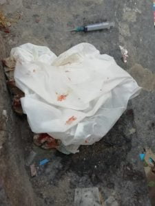 Canicattì, siringhe sporche di sangue in pieno centro: la protesta dei cittadini(Foto) Canicattì, siringhe sporche di sangue in pieno centro: la protesta dei cittadini(Foto)