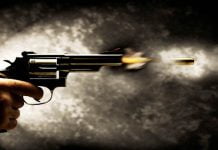 le sparano due colpi di pistola mentre fa benzina