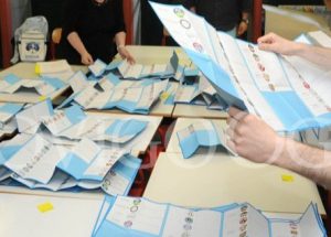 Donna sorpresa a fotografare la scheda elettorale