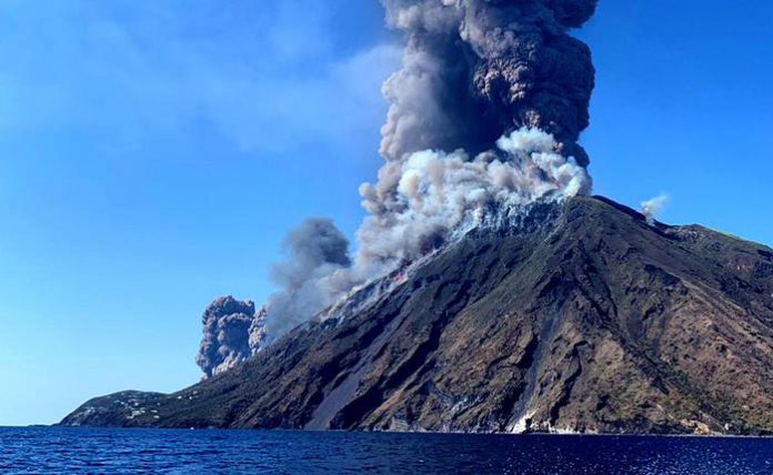 Vulcano stromboli , esplosione