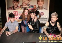 La band "The Kolors", insieme ai fans