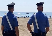 Sicilia, litigano in spiaggia per l’ombrellone: intimidisce il contendente con una pistola Riserva dello zingaro
