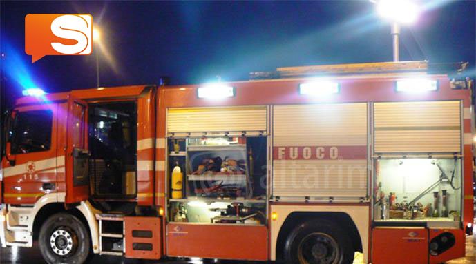 Vigili del fuoco in azione Ribaltamento spazzatrice