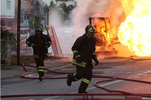 Agrigento, fiamme devastano capannone