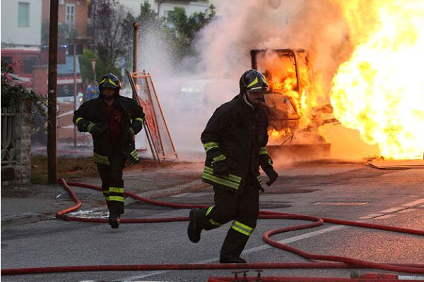 Vigili del fuoco in azione Momenti di panico in via Gioiamia a Palermo dove si è sviluppato un incendio con una esplosione.