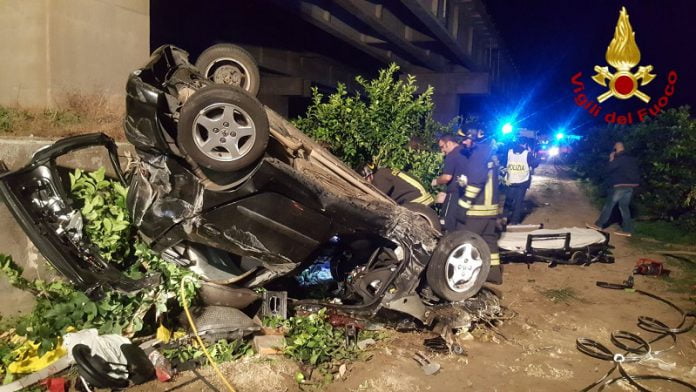 Incidnete A19, auto vola da cavalcavia