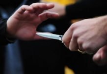 Gela, tenta omicidio per la pellicola di un telefono: arrestato autotrasportatore 60enne