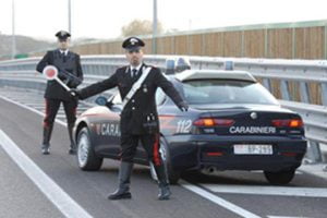 Caltanissetta, fermati all’Alt travolgono carabinieri e fuggono: arrestati 2 giovani