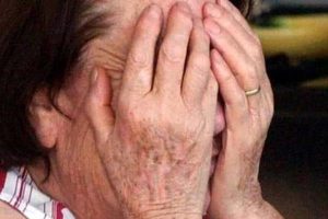 Sicilia, per rubare un anello frattura il dito ad una anziana: catturato 40enne