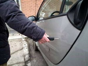 Agrigento, prima litiga col vicino e dopo gli riga l’auto: denunciato 35enne