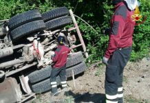 Incidente sulla Licata – Gela: autotreno carico di frutta si ribalta