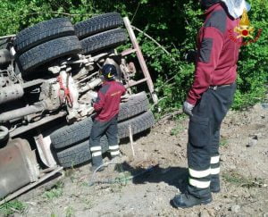 Incidente sulla Licata - Gela: autotreno carico di frutta si ribalta