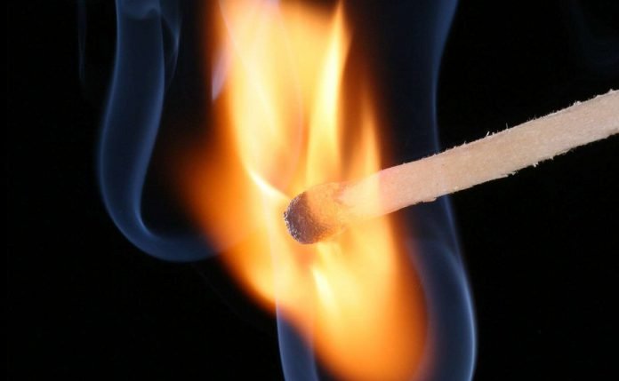 Uomo si da fuoco a Vittoria