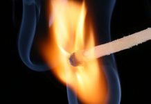 Uomo si da fuoco a Vittoria