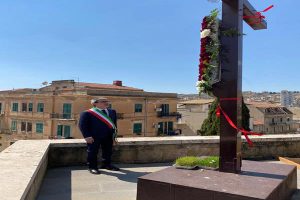 Canicattì, il sindaco Di Ventura consegna due corone di fiori al cimitero comunale in omaggio ai defunti. Canicattì, il sindaco Di Ventura consegna due corone di fiori al cimitero comunale in omaggio ai defunti.