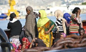 Sicilia, immigrazione, Nigeriana salvata dal mare con in braccio il figlio morto