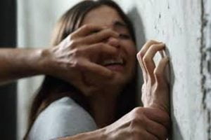 Caltanissetta, calci e pugni alla moglie e ad uno sconosciuto: denunciato 47enne Caltanissetta, calci e pugni alla moglie e ad uno sconosciuto: denunciato 47enne