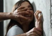 Caltanissetta, calci e pugni alla moglie e ad uno sconosciuto: denunciato 47enne