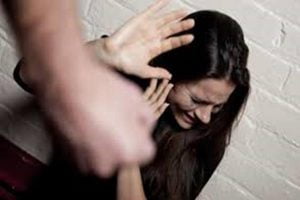 Sicilia, madre legata a letto e botte alla moglie e alla figlia: arrestato bracciante agricolo