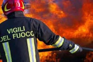 Canicattì, fiamme devastano abitazione: poliziotti salvano una famiglia
