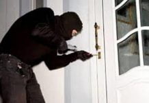 Sicilia, svaligiano abitazione con bottino da 10 mila euro: arrestati ladri di 58 e 62 anni ladro azione