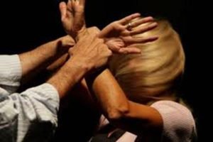 Agrigento, rissa a Villaseta: donna presa a calci e pugni dai vicini