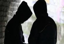 Gela, durante blitz 22enne si lancia dal balcone: preso al volo da carabiniere