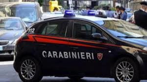 Sicilia, minaccia e maltratta genitori per comprarsi la droga: arrestato 23enne